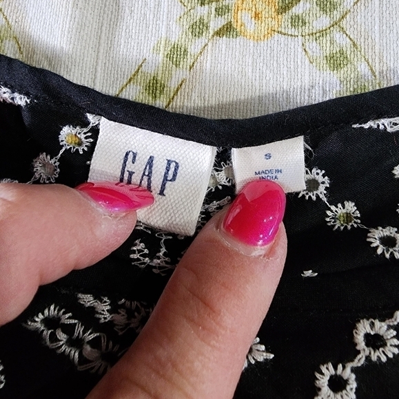 GAP Top w/embroidery sz S - Picture 4 of 6